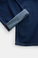 Ami Paris Jeans 'Large Fit' dunkelblau aus reiner Baumwolle mit lockerem Schnitt, Five-Pocket-Stil, Button Fly, Rückansicht, aufgeklapptem Saum.