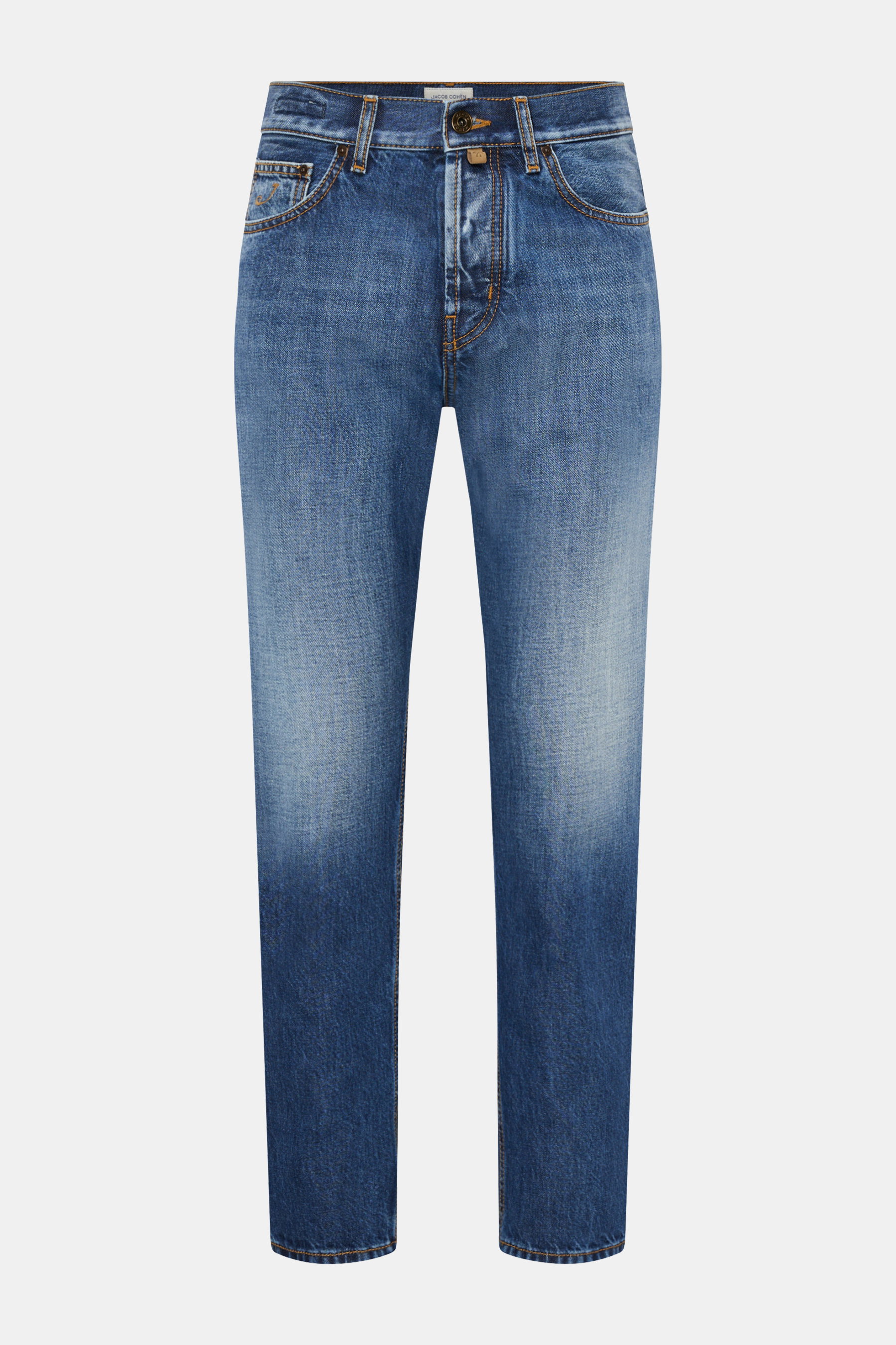 Jacob Cohen Jeans 'Jude' blau, frontal fotografiert, Denim aus reiner Baumwolle, griffige Haptik, kontrastierende Nähte, Tapered Fit, reguläre Oberschenkelweite, knöchellang, leicht schmal zulaufend, Button Fly, Five-Pocket-Stil, Münztasche mit Initial, G