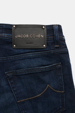 Jacob Cohen Jeans 'Bard' navy Rückansicht mit Five-Pocket-Stil, Lederpatch, kontrastierenden Nähten, weichem Griff, Slim Fit, Button Fly, Münztasche mit Initial.