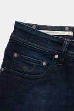 Nahaufnahme der Jacob Cohen Jeans 'Bard' navy im Five-Pocket-Stil, schmal zulaufend, Button Fly, Denim aus Baumwolle, Lyocell und Microfaser, weich mit kontrastierenden Nähten, Münztasche mit Initial, Gesäßtaschen mit Stitching und Leather Patch, von vorn