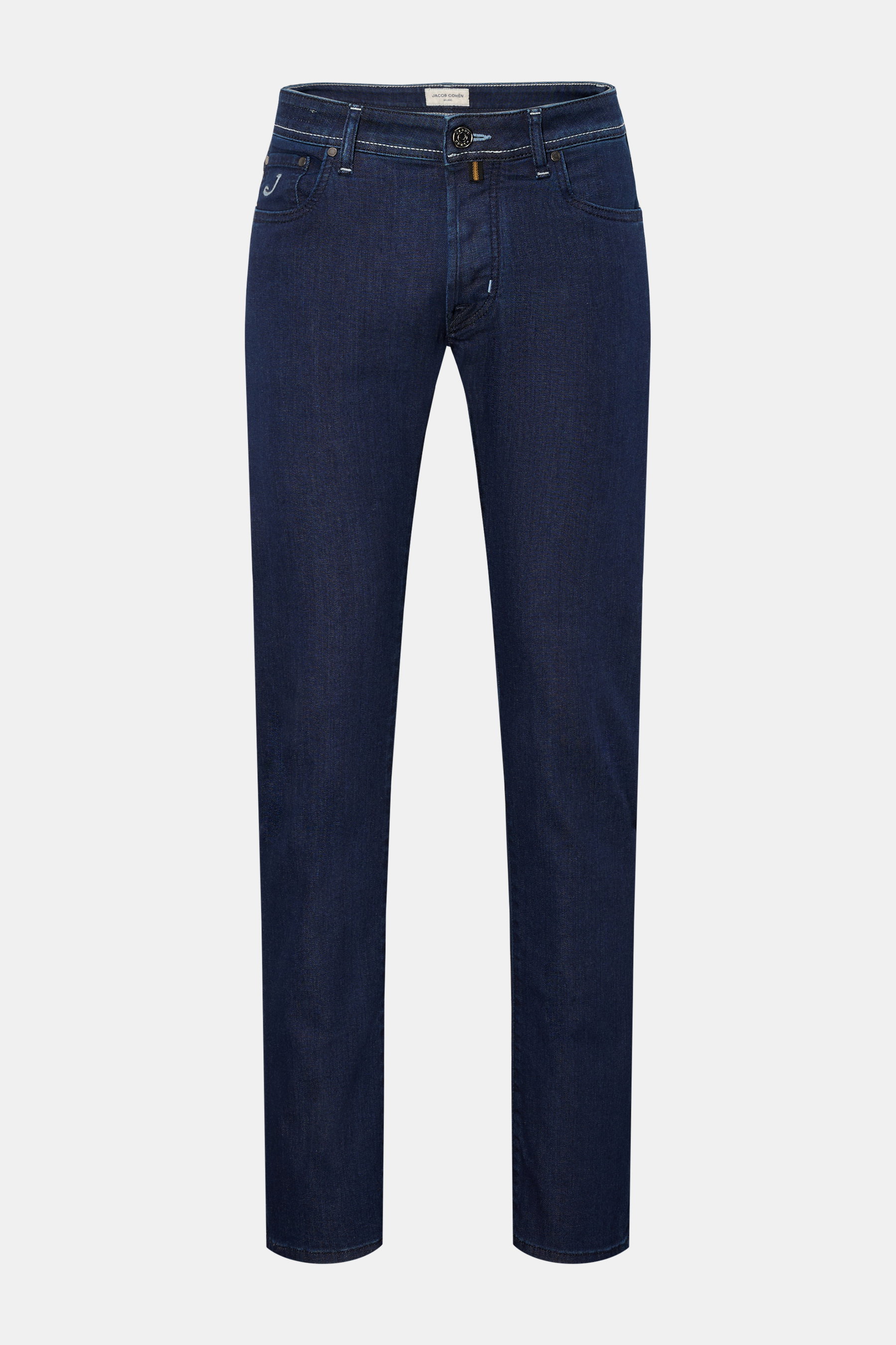 Jacob Cohen Jeans 'Bard' navy Slim Fit aus elastischer Baumwoll-Denim mit Button Fly, Five-Pocket-Stil, Münztasche und Ponyfell-Lederpatch, frontale Perspektive.