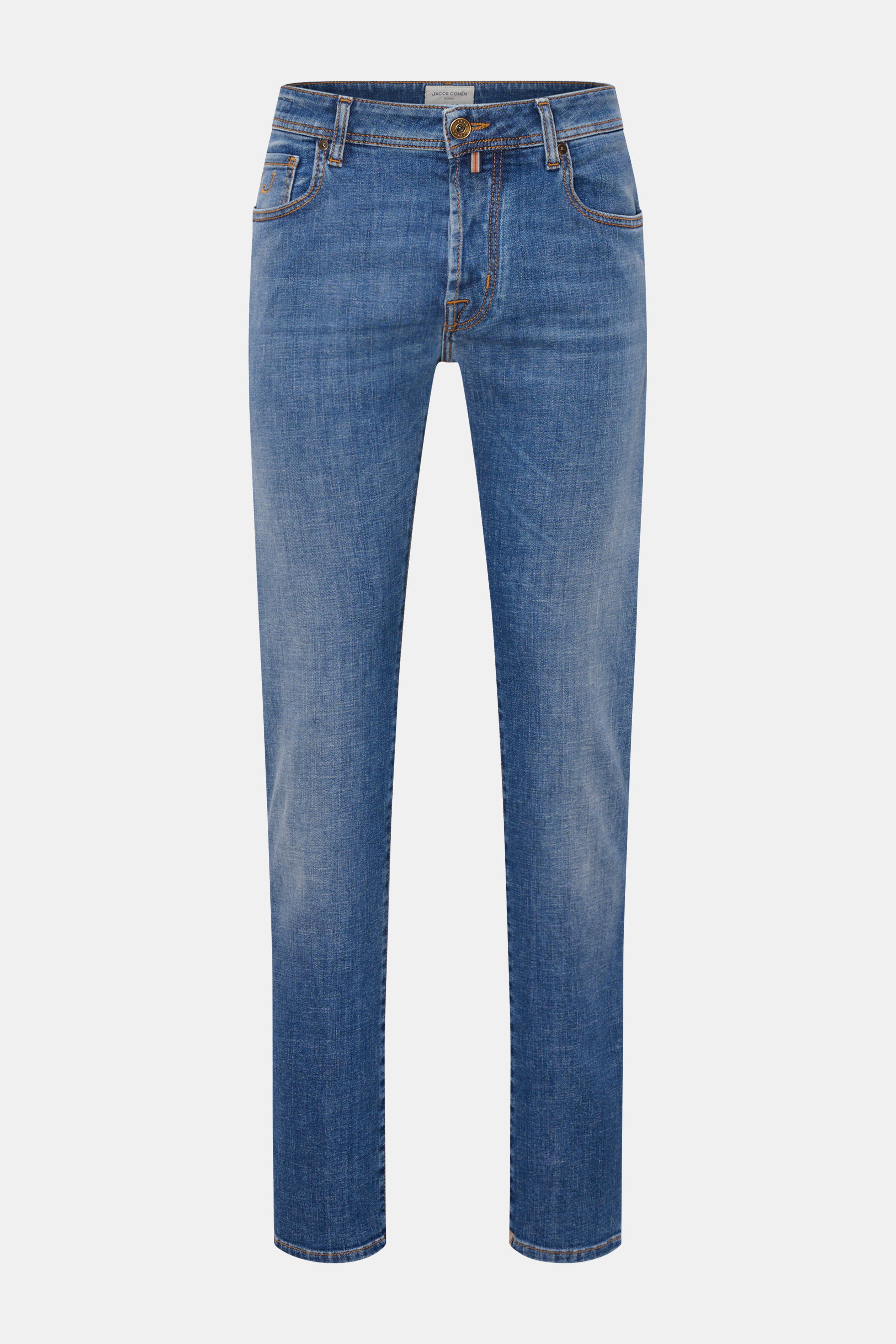 Jacob Cohen Jeans 'Bard' blau, Frontansicht, Denim aus Baumwolle, leicht elastisch, weicher Griff, Slim Fit, Used-Waschung, Button Fly, Five-Pocket, Münztasche mit Initial, Kalbfell-Patch.