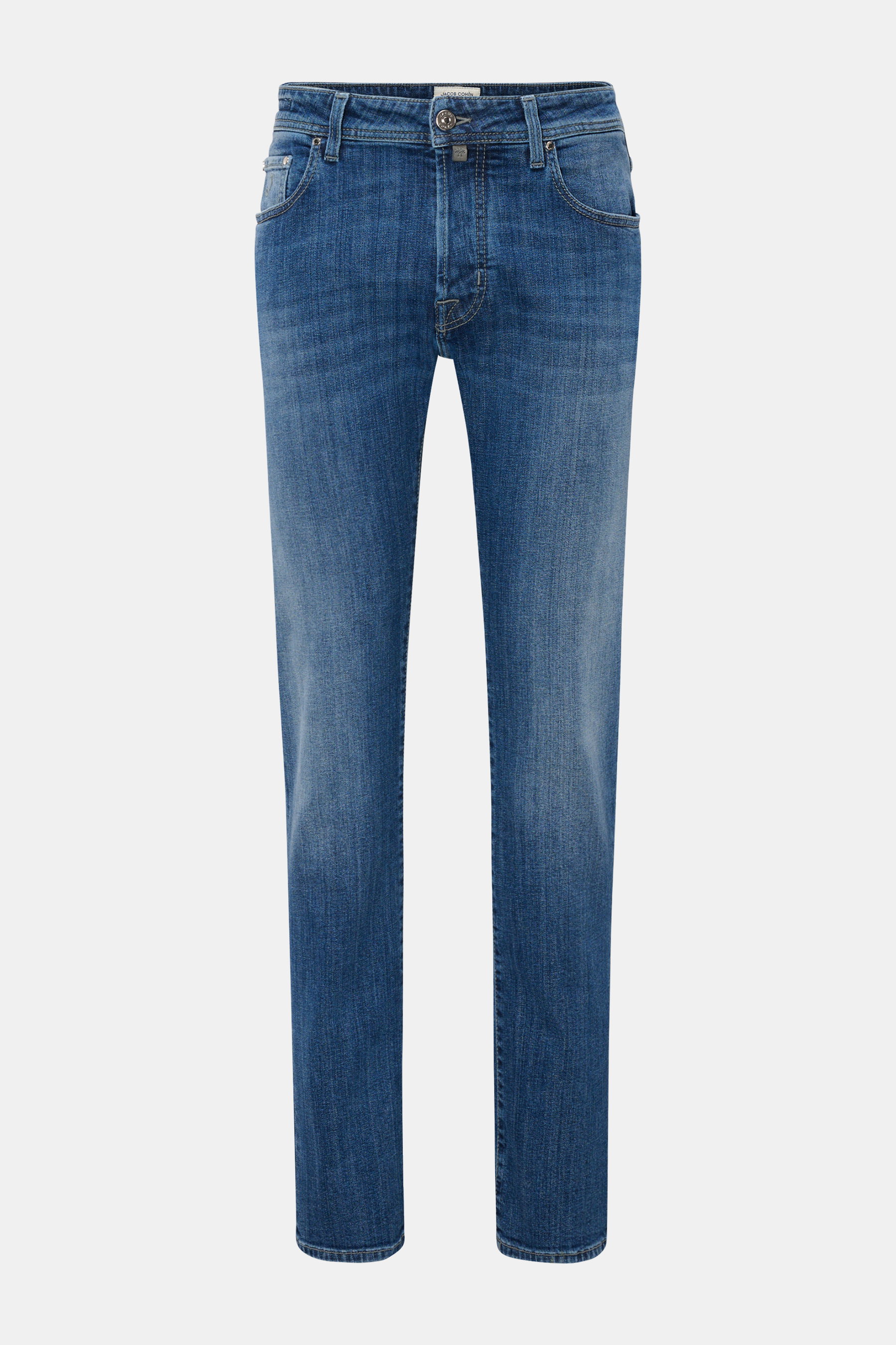 Jacob Cohen Jeans 'Bard' blau, Frontansicht, Denim aus Baumwolle, slim fit, schmal zulaufend, Button Fly, Five-Pocket-Stil, Münztasche mit Initial, Gesäßtaschen mit Stitching, Leather Patch in Ponyfell-Optik, leicht elastisch und griffig.