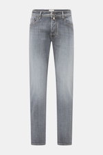 Jacob Cohen Jeans 'Bard' hellgrau, Slim Fit, leicht schmal zulaufend, frontale Nahaufnahme mit authentischer Used-Waschung, Button Fly, Five-Pocket-Stil, Münztasche mit Initial, Leder-Patch, aus Baumwolle und Microfaser mit leichtem Stretch, weicher Griff
