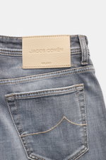 Jacob Cohen Jeans 'Bard' hellgrau in Nahaufnahme von hinten, zeigt Used-Waschung, Stitching auf Gesäßtasche und Leather-Patch.