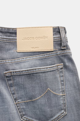 Jacob Cohen Jeans 'Bard' hellgrau in Nahaufnahme von hinten, zeigt Used-Waschung, Stitching auf Gesäßtasche und Leather-Patch.