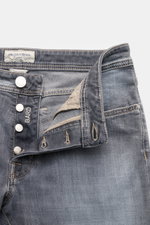 Jacob Cohen Jeans 'Bard' hellgrau in Nahaufnahme von oben, mit geöffnetem Button Fly, Baumwolle-Microfaser-Mix, Used-Waschung, Slim Fit, Five-Pocket-Stil, Münztasche mit Initial und Leather-Patch.