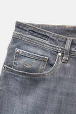 Jacob Cohen Jeans 'Bard' hellgrau, Nahaufnahme der Fronttasche mit J-Stick, Button Fly, Five-Pocket-Stil, leichter Stretch, Used-Waschung.