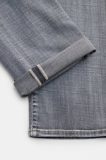Jacob Cohen Jeans 'Bard' hellgrau, Detailaufnahme Saum und Umschlag, Slim Fit, leichte Stretch-Baumwolle mit Used-Waschung.