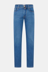 Front view of Jacob Cohen Jeans 'Bard' blau, slim fit blue jeans with button fly, five-pocket style, soft blend fabric, and leather patch.