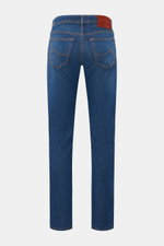 Jacob Cohen Jeans 'Bard' rauchblau shown from the back, slim fit with soft elastic cotton denim, light used wash, button fly, five-pocket style, leather patch.
