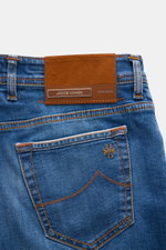 Jacob Cohen Jeans 'Bard LTD' blau, Detailaufnahme von hinten oben mit Kalbfell-Patch, limitierte Slim Fit Denim mit Used-Waschung.