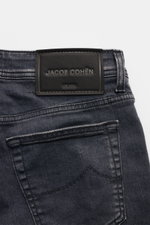 Jacob Cohen Jeans 'Bard' dunkelgrau von hinten in Nahaufnahme, mit sichtbarem Leather Patch und Gesäßtasche, Slim Fit, elastischer Baumwolle.