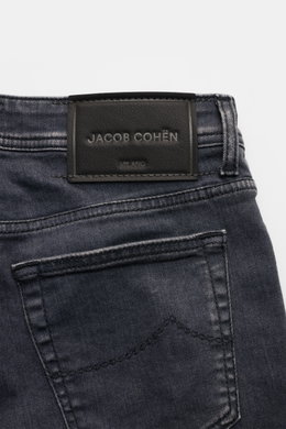 Jacob Cohen Jeans 'Bard' dunkelgrau von hinten in Nahaufnahme, mit sichtbarem Leather Patch und Gesäßtasche, Slim Fit, elastischer Baumwolle.