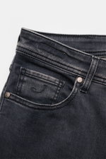 Jacob Cohen Jeans 'Bard' dunkelgrau, Detailaufnahme der Vorderseite mit Münztasche, Button Fly, Five-Pocket-Stil und weichem Denim.