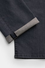Jacob Cohen Jeans 'Bard' dunkelgrau, Detailaufnahme vom Bein mit umgeschlagenem Saum, elastischer Baumwoll-Denim, Slim Fit, softer Griff.