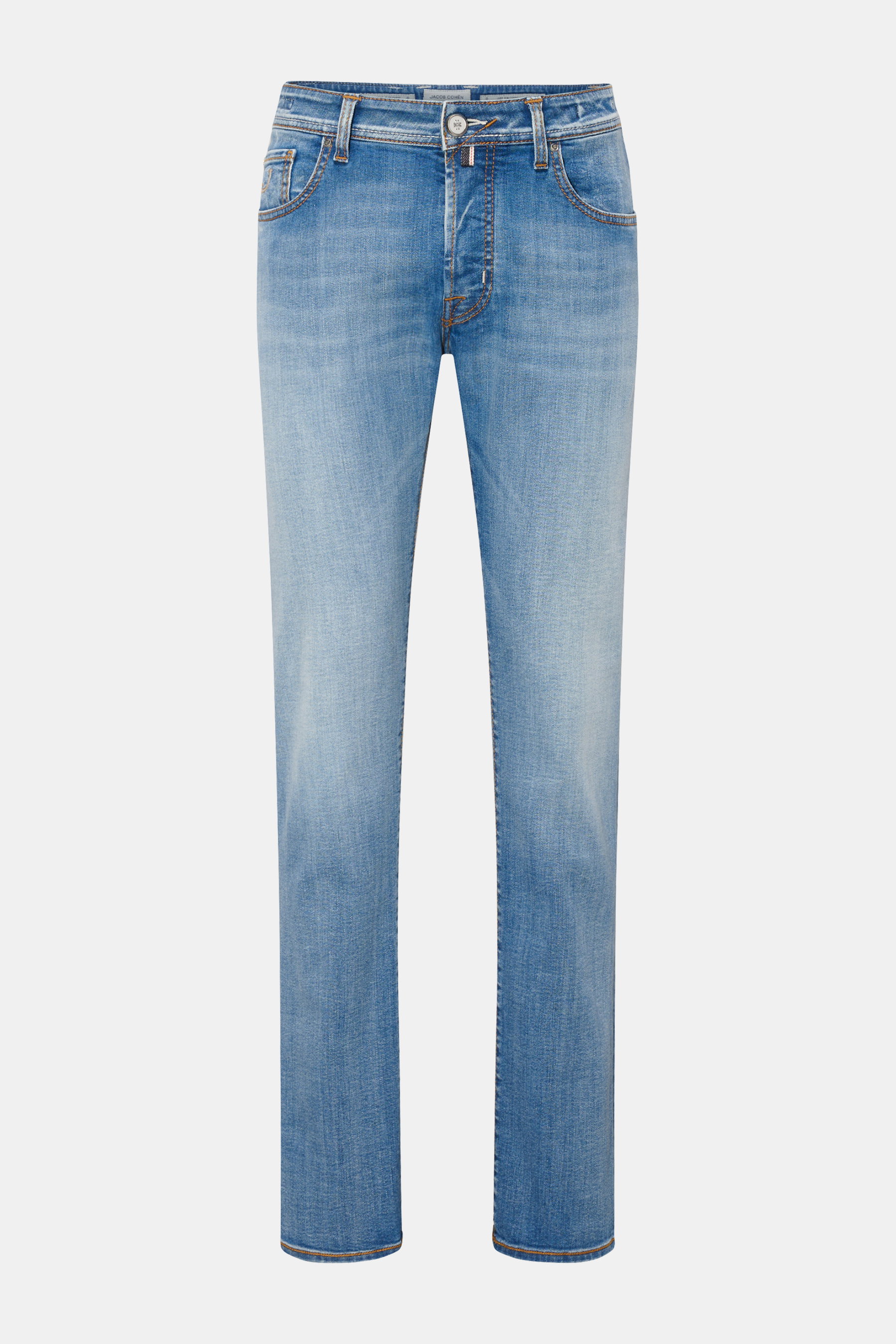 Jacob Cohen Jeans 'Bard LTD' rauchblau, Slim Fit, Frontansicht mit dezenter Used-Waschung, Kalbfell-Patch, Selvedge und Button Fly.