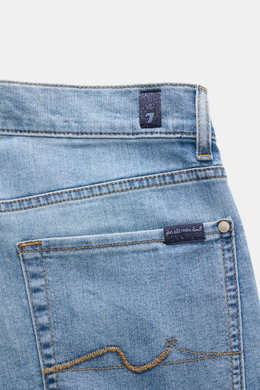 7 for all mankind Jeans 'Slimmy' rauchblau close-up rear view showing subtle used wash, stitching, back pockets, and logo labels on cotton blend denim. <p>Mit sieben Jeans kommt der Mensch gut durchs Leben – so die Philosophie des Denim-Labels 7 FOR ALL M