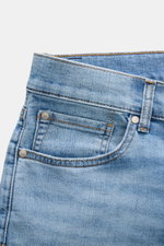 7 for all mankind Jeans 'Slimmy' rauchblau shown from a close-up top-front angle, featuring slim fit, slight taper, zip fly, five-pocket style, and subtle used wash. <p>Mit sieben Jeans kommt der Mensch gut durchs Leben – so die Philosophie des Denim-Labe