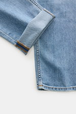 7 for all mankind Jeans 'Slimmy' rauchblau shown from top view, featuring cotton-microfiber blend, slim fit, subtle used wash, zip fly, five-pocket style, back pockets with stitching, and a small woven label at the waistband. <p>Mit sieben Jeans kommt der