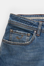 Jacob Cohen Jeans 'Bard' rauchblau, Frontnahaufnahme der Five-Pocket-Jeans mit dezentem Used-Look, leicht elastischer Denim aus Baumwolle und Lyocell.