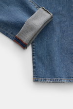 Jacob Cohen Jeans 'Bard' rauchblau, Detailansicht vom unteren Hosenbein mit umgeschlagenem Saum, leicht elastischer Denim, dezente Used-Waschung.