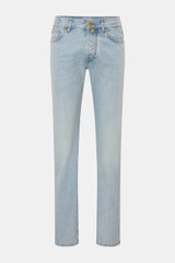 Jacob Cohen Jeans 'Edo' hellblau, frontal fotografiert, Slim Fit, knöchellang, leichter Denim mit dezenter Used-Waschung, Button Fly.