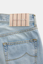 Jacob Cohen Jeans 'Edo' hellblau aus hochwertigem Baumwoll-Lyocell-Denim mit Used-Waschung, Rückansicht auf Gesäßtasche und Label.