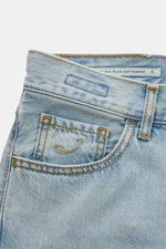 Jacob Cohen Jeans 'Edo' hellblau, Nahaufnahme von Bund und Münztasche mit Initial, hochwertiger Baumwoll-Lyocell-Denim, Used-Waschung.