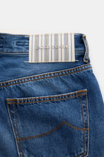 Jacob Cohen Jeans 'Edo' dunkelblau, Rückansicht mit Details: Five-Pocket-Stil, Used-Waschung, Patch mit Logo, Denim aus Baumwolle-Lyocell-Mix.