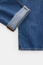 Jacob Cohen Jeans 'Edo' dunkelblau im Detail, Nahaufnahme der umgekrempelten Beinöffnung mit hochwertigem Denim und dezenter Used-Waschung.