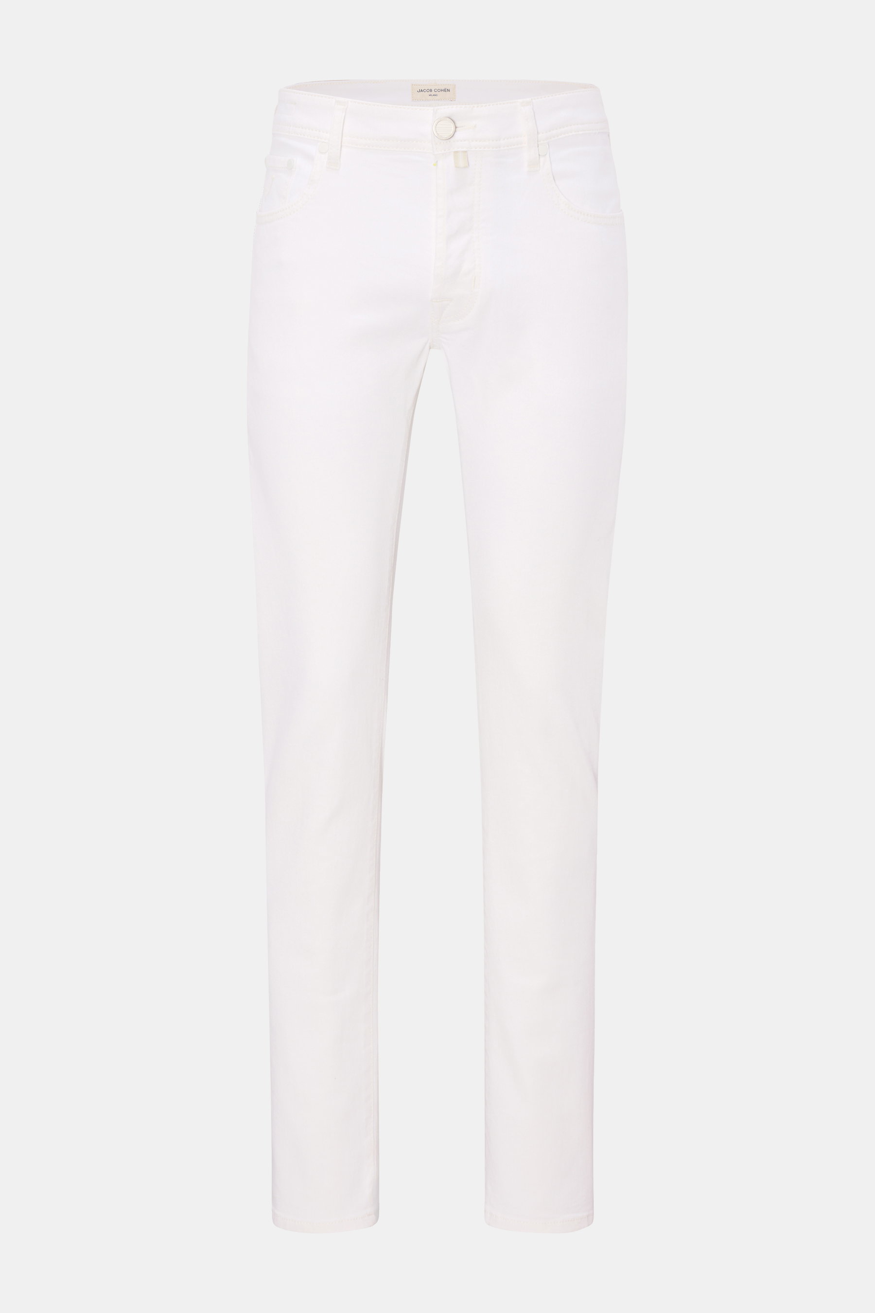 Jacob Cohen Jeans 'Bard' weiß, Slim Fit Five-Pocket-Jeans aus elastischer Baumwolle, Frontperspektive mit Button Fly, Münztasche, tonalem Stitching und Leather Patch.