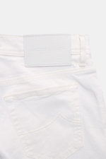 Jacob Cohen Jeans 'Bard' weiß aus elastischer Baumwolle, Slim Fit, Five-Pocket-Stil mit tonalem Stitching, Rückansicht nah am Bund.