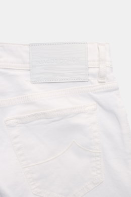 Jacob Cohen Jeans 'Bard' weiß aus elastischer Baumwolle, Slim Fit, Five-Pocket-Stil mit tonalem Stitching, Rückansicht nah am Bund.