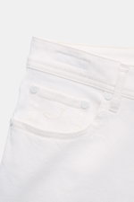 Jacob Cohen Jeans 'Bard' weiß, Five-Pocket-Jeans aus elastischer Baumwolle mit Münztasche, tonalem Stitching und Slim Fit, Detailansicht frontal.