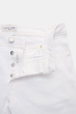 Jacob Cohen Jeans 'Bard' weiß in Slim Fit aus elastischer Baumwolle, Five-Pocket-Stil, Button Fly, mit tonalem Stitching, Münztasche und Leather Patch, Nahaufnahme von vorne.