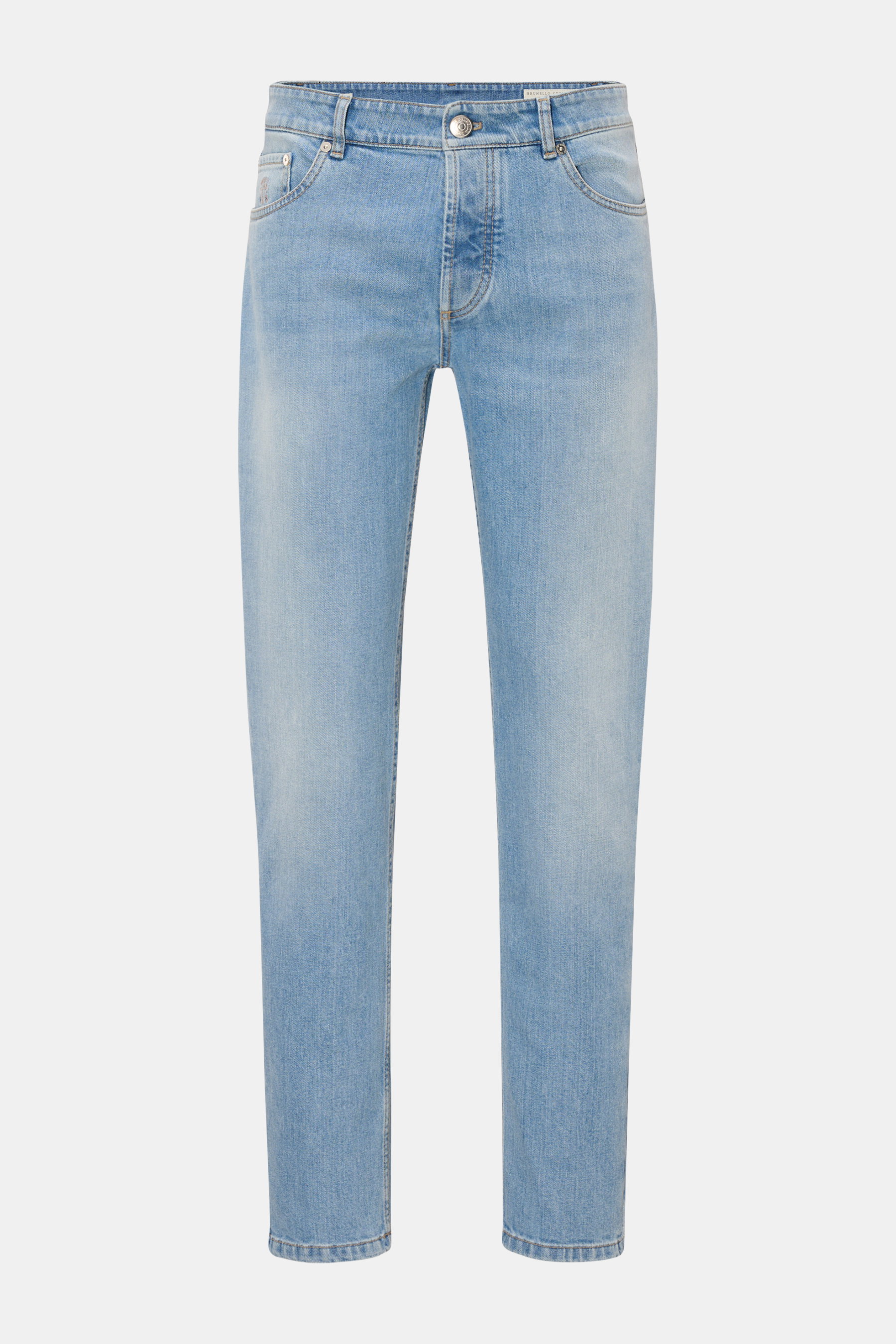 Brunello Cucinelli Jeans 'Traditional Fit' rauchblau, Frontansicht, leichte Used-Waschung, Button Fly, Five-Pocket, schmal zulaufend, weicher Griff.