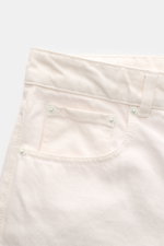 Detailaufnahme der Ami Paris Jeans 'Large Fit' offwhite aus reiner Baumwolle mit authentischer Used-Waschung, Button Fly und Logo-Patch.