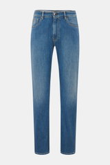 Moorer Jeans 'Milton' rauchblau, Frontansicht, Regular Fit, Button Fly, Five-Pocket-Stil, elastische Baumwolle, dezente Used-Waschung, Leather-Patch.
