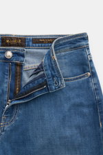 Moorer Jeans 'Milton' rauchblau aus elastischer Baumwolle mit Used-Waschung, Regular Fit, Button Fly, Five-Pocket-Stil, Detailansicht von vorne.