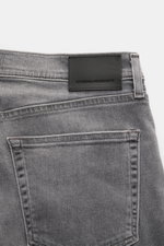 Citizens of Humanity Jeans "The London" grau, Detailaufnahme von hinten oben mit elastischem Denim, Used-Waschung, Slim Fit, Five-Pocket-Stil, Zip Fly, weichem Griff und Lederpatch.