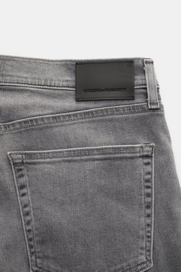 Citizens of Humanity Jeans "The London" grau, Detailaufnahme von hinten oben mit elastischem Denim, Used-Waschung, Slim Fit, Five-Pocket-Stil, Zip Fly, weichem Griff und Lederpatch.