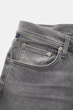 Nahaufnahme der Citizens of Humanity Jeans 'The London' grau in Slim Fit, elastischer Baumwolle mit authentischer Used-Waschung, Zip Fly und Five-Pocket-Stil.