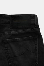 Jacob Cohen Jeans 'Bard' dunkelgrau, Rückansicht mit Gesäßtasche, Leather Patch in Ponyfell-Optik, Five-Pocket-Stil, elastische, weiche Denim-Qualität, schmal zulaufend, Button Fly, dezente Used-Waschung, Münztasche mit Initial, Slim Fit.