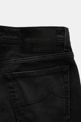 Jacob Cohen Jeans 'Bard' dunkelgrau, Rückansicht mit Gesäßtasche, Leather Patch in Ponyfell-Optik, Five-Pocket-Stil, elastische, weiche Denim-Qualität, schmal zulaufend, Button Fly, dezente Used-Waschung, Münztasche mit Initial, Slim Fit.