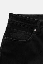 Nahaufnahme der Jacob Cohen Jeans 'Bard' dunkelgrau von oben, Denim aus Baumwolle und Microfaser, elastisch, weicher Griff, dezente Used-Waschung, Slim Fit, schmal zulaufend, Button Fly, Five-Pocket-Stil mit Münztasche und Initial, Gesäßtaschen mit Stitch