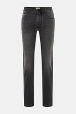 Jacob Cohen Jeans 'Bard' grau, frontal fotografiert, Slim Fit, schmal zulaufend, Denim aus Baumwolle und Microfaser, elastisch, soft, Used-Waschung, Button Fly, Five-Pocket-Stil, Münztasche mit Initial, Gesäßtaschen mit Stitching, Ponyfell-Lederpatch.