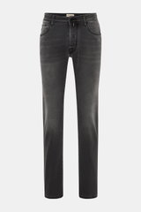Jacob Cohen Jeans 'Bard' grau, frontal fotografiert, Slim Fit, schmal zulaufend, Denim aus Baumwolle und Microfaser, elastisch, soft, Used-Waschung, Button Fly, Five-Pocket-Stil, Münztasche mit Initial, Gesäßtaschen mit Stitching, Ponyfell-Lederpatch.