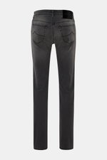 Jacob Cohen Jeans 'Bard' grau Rückansicht, Slim Fit, schmal zulaufend, Denim aus Baumwolle und Microfaser, elastisch, weicher Griff, Used-Waschung, Button Fly, Five-Pocket, Münztasche mit Initial, Gesäßtaschen mit Stitching, Leather Patch Ponyfell-Optik.