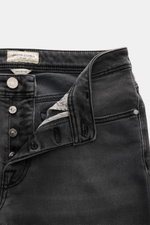 Nahaufnahme der geöffneten Jacob Cohen Jeans 'Bard' grau mit Button Fly, Five-Pocket-Stil, dezenter Used-Waschung, weichem Griff, elastischer, schmal zulaufender Denim-Baumwoll-Microfaser-Qualität, Münztasche mit Initial, Gesäßtaschen-Stitching und Ponyfe